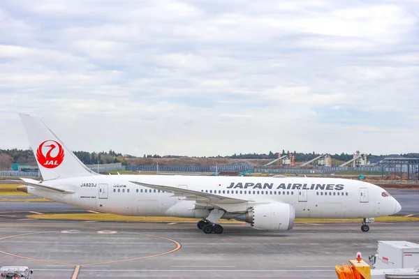2018 14 Aralık. Chiba Japonya. Bir sonraki uçuş için hazırlamak için Narita uluslararası havaalanında bir Jal havayolu uçak park.