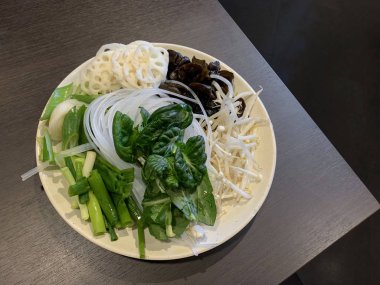 Japon mutfağı için tazelik sebze seti, ahşap masada sukiyaki shabu-shabu.