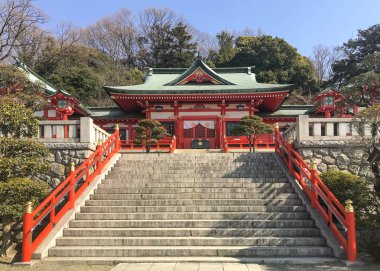 güneşli bir günde Ashikagaorihime Tapınağı'na merdiven yolu.