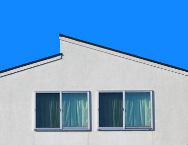 berrak mavi gökyüzü arka plan ile modern eğim tarzı tasarım çatı ev duvar.