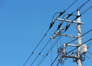 Gökyüzü arka plan ile Japon yüksek vottage elektrik direği.