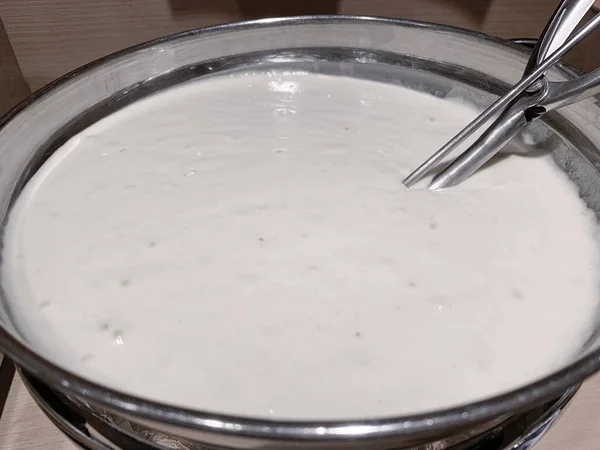 准备白面粉碗 在餐厅制作热华夫饼 — 图库照片