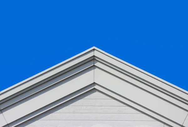 Modernes Satteldach Design Hausfassadenwand Mit Klarem Blauen Himmelshintergrund — Stockfoto