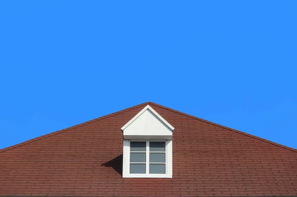 Nowoczesny Dach Dom Gable Ściana Jasnym Niebieskim Tle Nieba — Zdjęcie stockowe