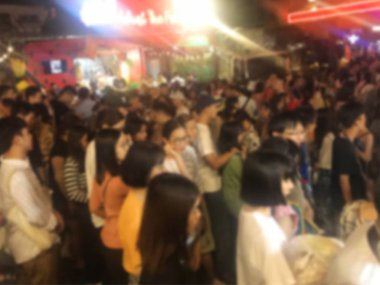 Bulanık Çinli turistler Tayland 'ın ünlü Gece Pazarı' nda toplandı.