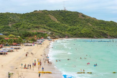 2019 Eylül 06. Pattaya Tayland. Koh Lan, Chon Buri sahilinde doğal deniz dalgalarıyla eğlenen turist sürüsü..