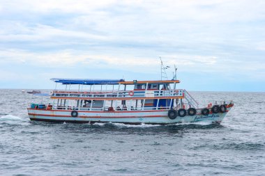 2019 Eylül 06. Pattaya Tayland. Denizdeki turistler için Tayland geleneksel nakliye gemisi.