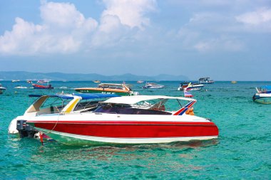 2019 Ekim 06. Pattaya Thaland. Tayland sürat teknesi Koh Laren Adası 'nda denize park ediyor..