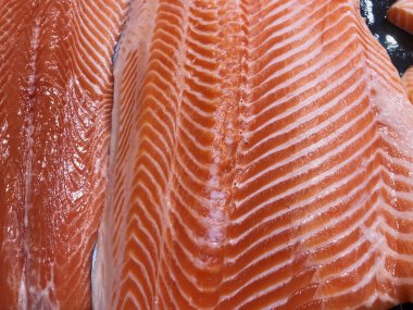 Pişirmek için taze dilimlenmiş somon eti yüzey dokusu.