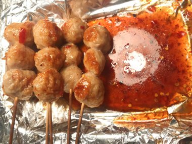 Tayland domuz köfteleri baharatlı sosla servis edilir..