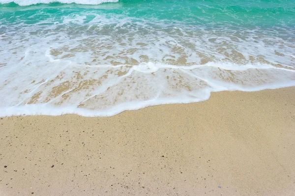 Φυσικό Κύμα Παφλασμού Θάλασσα Στην Παραλία Άμμο Την Ηλιόλουστη Μέρα — Φωτογραφία Αρχείου