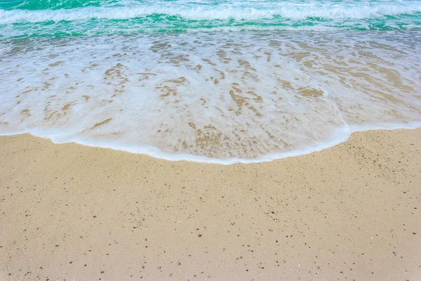 Φυσικό Κύμα Παφλασμού Θάλασσα Στην Παραλία Άμμο Την Ηλιόλουστη Μέρα — Φωτογραφία Αρχείου