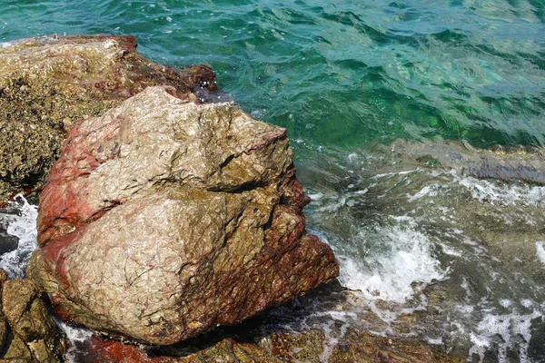 Φυσική Πέτρινη Παραλία Παφλασμό Κύμα Θάλασσα Την Ηλιόλουστη Μέρα Στο — Φωτογραφία Αρχείου