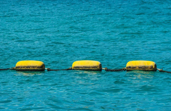 Κίτρινο Αντικείμενο Που Επιπλέει Στη Θάλασσα Προειδοποίηση Για Επικίνδυνη Περιοχή — Φωτογραφία Αρχείου