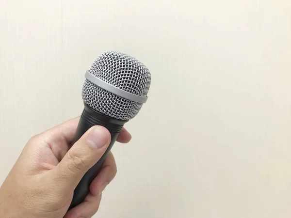 Mano Humana Sosteniendo Micrófono Para Prepararse Para Hablar Cantar —  Fotos de Stock