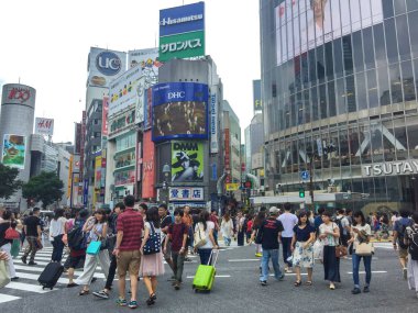 20 Ağustos 2017. Tokyo Japonya. Japon soytarıları ünlü Shibuya şehrinin kesiştiği yerden geçiyorlar..