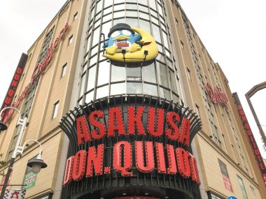 19 Ekim 2019. Tokyo Japonya. Japonya 'nın ünlü ucuz popüler mağazasının ön tarafında, Asakusa City' deki Donki Hote mağazası..