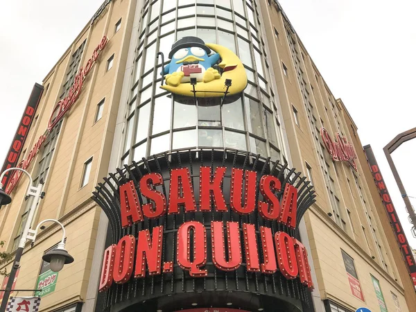 19 Ekim 2019. Tokyo Japonya. Japonya 'nın ünlü ucuz popüler mağazasının ön tarafında, Asakusa City' deki Donki Hote mağazası..