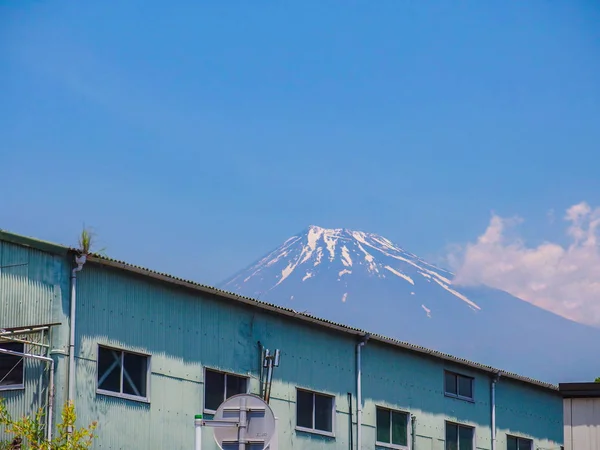 Lager Eller Fabrik Med Fuji Berg Som Bakgrund — Stockfoto