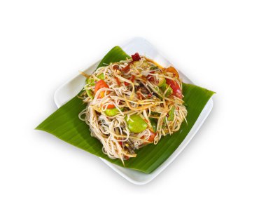 Tayland Gıda Sağlıklı SOM TUM Çanak beyaz arka planda.