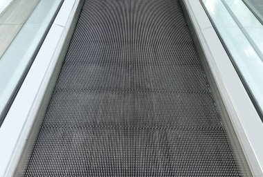 Pürüzsüz yürüyen yürüyen merdiven yolu zemin arkaplanı perspektifi.