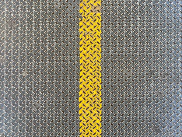 Gele Lijn Oude Verweerde Metalen Plaat Oppervlak Textuur Muur Achtergrond — Stockfoto