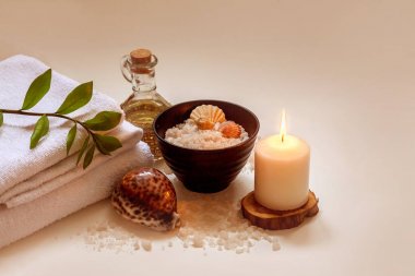 Spa, güzellik ve sağlık geçmişi. Havlu, kozmetik masaj yağı, yaprak, deniz tuzu ve mum.