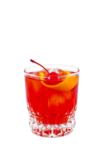Negroni. Červený nápoj koktejl ve sklenici s třešňovou a pomerančovou kůrou izolované na bílém pozadí. — Stock fotografie