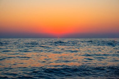 Denizin üzerinde güzel gün batımı. Alçak güneş suya yansıdı. Minimalist tarzda. Fotoğraf Duvar Kağıdı