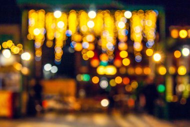 Soyut bokeh arkaplanı. Arka ışıklandırması olan bir restoran. Ampul çelengi