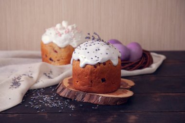 Lavanta ve marşmelovla süslenmiş Paskalya pastaları ve hasır bir yuvaya boyanmış Paskalya yumurtaları..