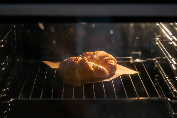 Croissants Frais Cuits Four Sur Papier Sulfurisé Plaque Cuisson — Photo