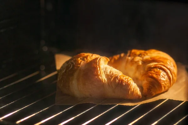 Croissants Frais Cuits Four Sur Papier Sulfurisé Plaque Cuisson — Photo