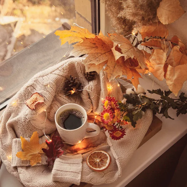 Gezellige herfst stilleven op de vensterbank in de stijl van instagram. — Stockfoto