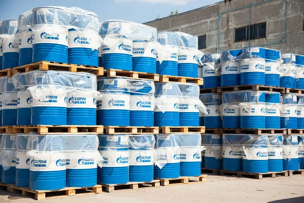 Rostov-on-Don, Rusya. 08.08.2020. Gazprom 'daki motor yağı depoda birkaç sıra halinde depolandı.