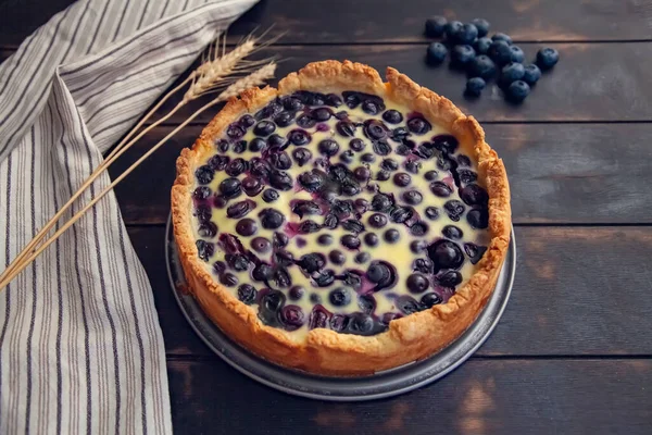 Ρουστίκ Πίτα Shortbread Μύρτιλλα Ξινή Κρέμα Γεμίζοντας Ξύλινο Φόντο Πετσέτα — Φωτογραφία Αρχείου