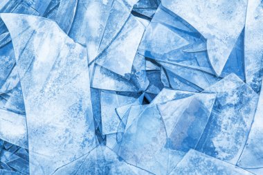 Kırık camların arka planı mavi tonlarda..