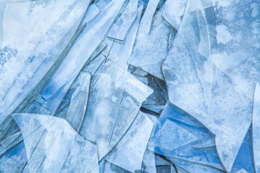 Kırık camların arka planı mavi tonlarda..