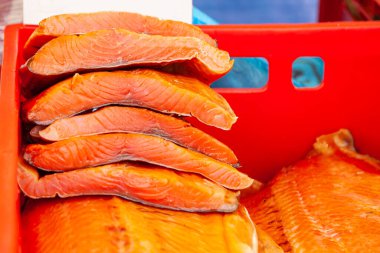 Tütsülenmiş Kamçatka balığı satışı. Uzak Doğu deniz ürünleri, doğal tütsülenmiş balıklar, Chinook somonu..