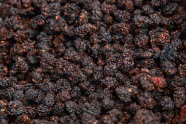 Kurutulmuş Blackberry. Tayga 'nın tadı - Altai kırsal bir panayırda kurutulmuş böğürtlen.