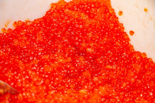 Primer Plano Caviar Rojo Salmón Cubo Plástico Con Cuchara Mariscos — Foto de Stock