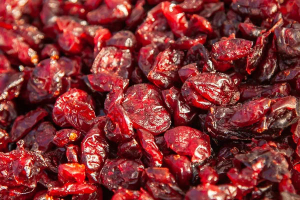 Kurutulmuş yaban mersini. Tayga 'nın tadı - Altai kırsal bir panayırda kurutulmuş böğürtlen.