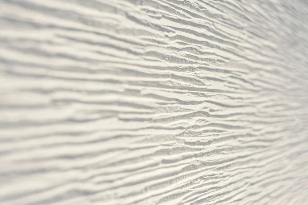 Текстурированная Белая Стена Горизонтальными Линиями Снятая Углом Размытием — стоковое фото