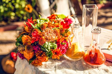 Renkli kumla yapılan düğün ritüeli. Düğün için sonbahar süslemeleri..