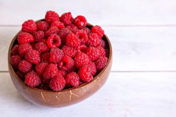 Framboises Dans Bol Coquille Noix Coco Sur Fond Bois Blanc — Photo