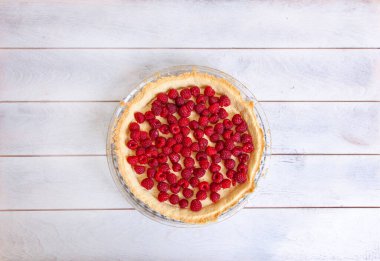 Beyaz ahşap arka planda ahudududulu kurabiye hazırlama, üst görünüm.