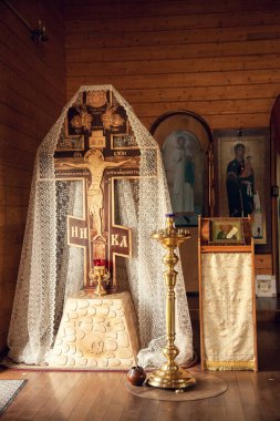 İsa Mesih 'in çarmıha gerilmesi, mum standı ve Ortodoks Kilisesi' nin ikonları ile büyük haç..