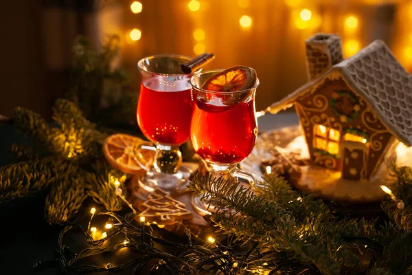 Karácsonyi Ital Fűszeres Bogyókkal Hangulatos Csendes Élet Szemüveggel Mézeskalács Ház — Stock Fotó