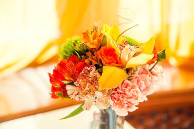 Sonbahar çiçekleri restorandaki şenlik masasını süslüyor..