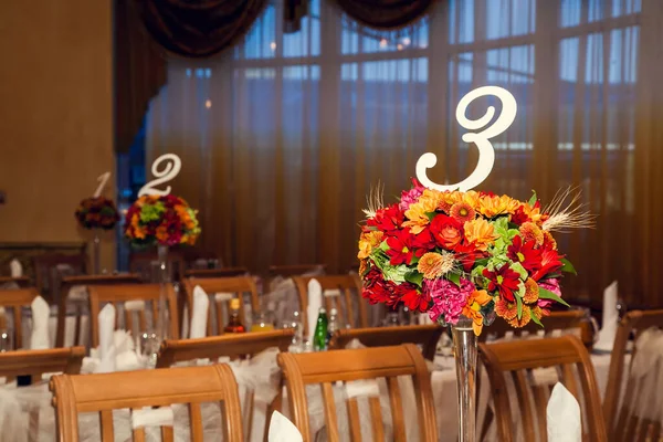 餐厅的大厅 装饰着秋天风格的花朵 秋花中的婚纱装饰与花束布置 — 图库照片